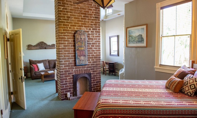 Bywater Cama Y Desayuno | Spacious Mission Suite at The Lookout Inn in the colorful Bywater neighborhood!