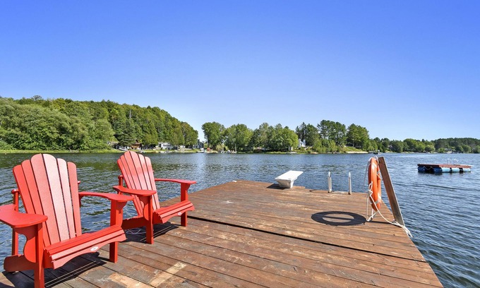 Papineau Regional County Municipality Casa | Spacious modern waterfront cottage with private beachfront