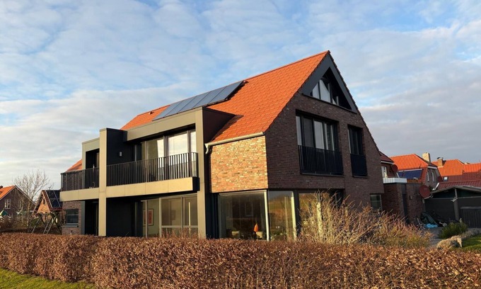 Neuharlingersiel Casa | Spacious modern vacation home on the canal in Nordic design