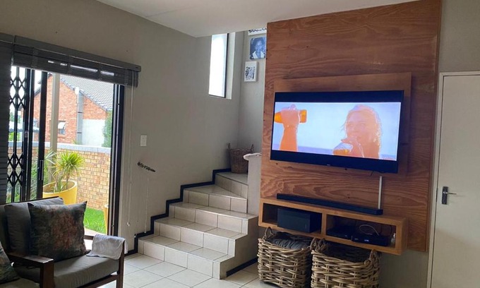 Greater Johannesburg Metropolitan Area Apartamento | Spacious modern 2-bedroom duplex apartment