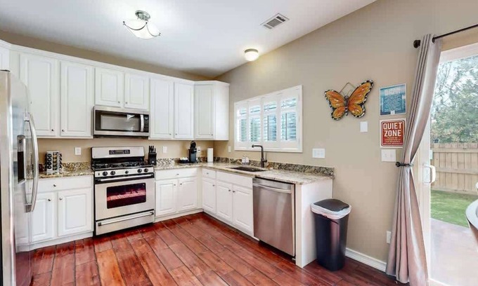 Aurora Casa | Spacious Modern 3BR Home in Quiet Aurora Neighborhood – Perfect for Stock Show A