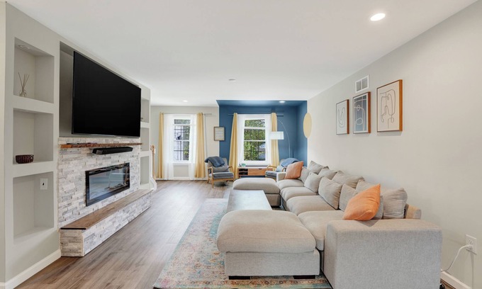 Wilmington Casa | Spacious modern 4-bedroom townhome in Wilmington, up to 10 people