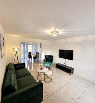 Hull Apartamento | Spacious Modern 4BD House