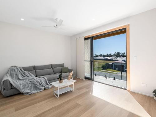 Pallara Casa | Spacious Modern 6BR Family Home in Pallara QLD