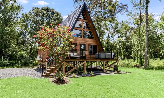 New Iberia Cabina | Spacious & Modern A-Frame w/ Hot Tub & Fire Pit near Rip Van Winkle Gardens