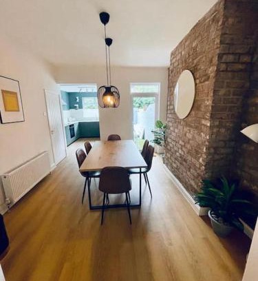 Anfield Casa | Spacious Modern Anfield Home, LFC & EFC, Free Parking