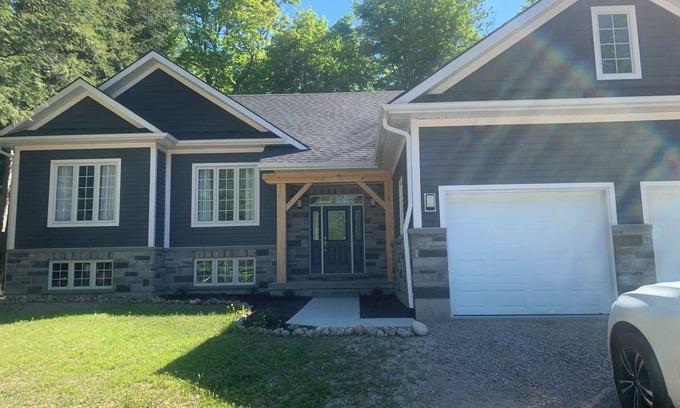 Tiny Casa | Spacious & Modern Bungalow on Cul-de-Sac: Large Deck, Wood Lot, Steps to Beach
