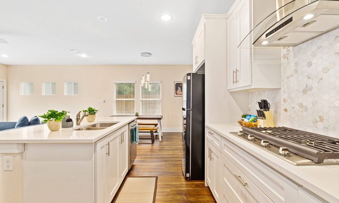 West Dallas Casa | Spacious Modern Chic 5BR Home in Dallas - 9 Beds!