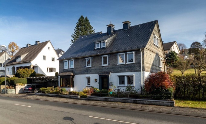 Untervalme Casa | Spacious, modern vacation home with large garden, near Winterberg