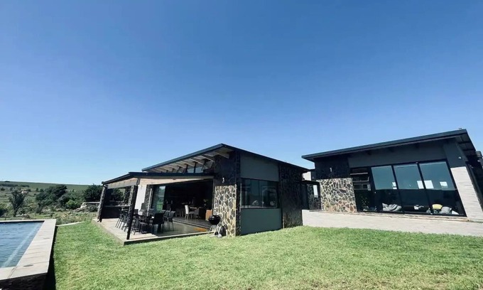 Mogale City Otro | Spacious modern farmhouse on 16 hectares