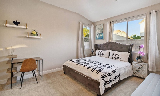 Palmdale Casa | Spacious Modern Getaway For You