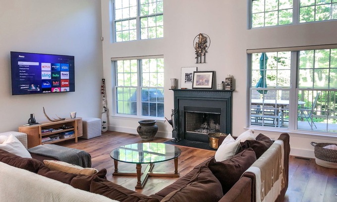 Pocono Pines Casa | Spacious & Modern Home in Pinecrest Lake Golf Club. 3 Mi to Lake Naomi