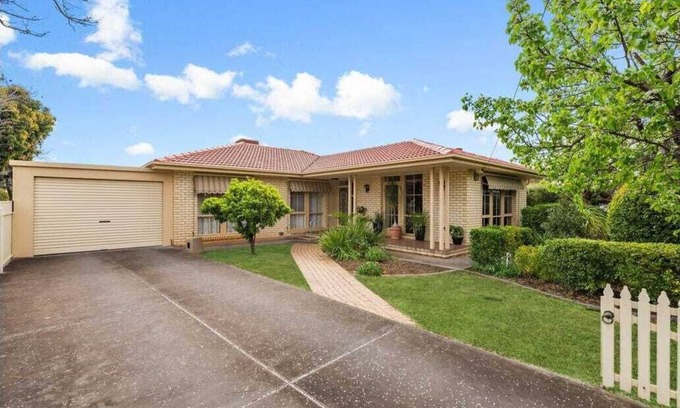 Seaton Casa | Spacious & Modern Home (800m2) Perfect location between beach and city!