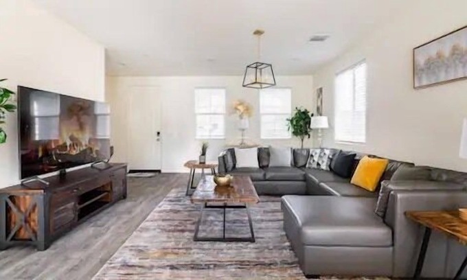 Fontana Casa | Spacious Modern Home near Sierra Lakes Golf Course