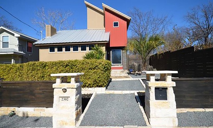 Govalle Casa | Spacious Modern Home on East 9th St - Walkable Downtown