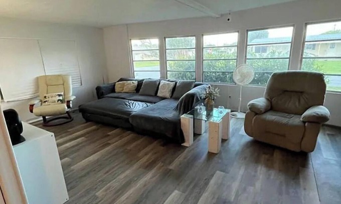 Hobe Sound Casa | Spacious modern home in convenient location in great neighborhood.