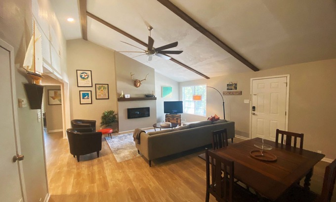 Gordonville Casa | Spacious Modern Lake Retreat w/ Deck! Only a short Walk to Swimming and Fishing!