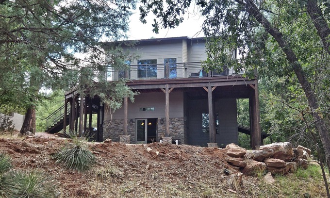 Pine Cabina | Spacious modern mountain retreat in the Pines - close to hiking and shops.