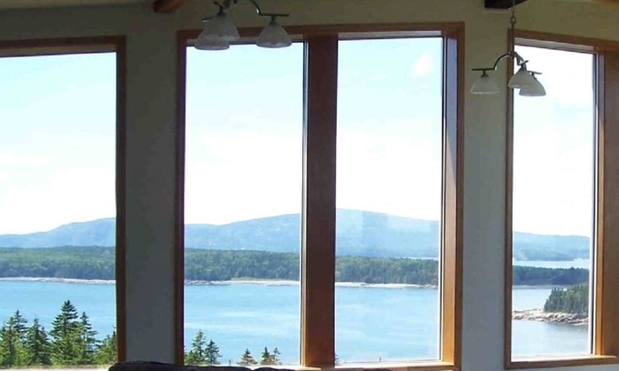 Winter Harbor Casa | Amplio, moderno, y privada, con grandes vistas desde una ubicación en una colina.