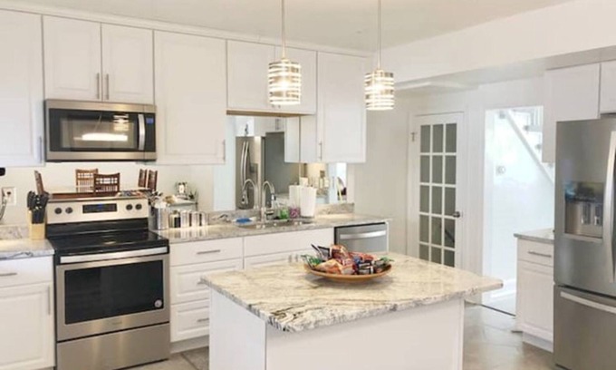 Hillen Casa | Spacious, Modern, Three Bedroom Townhome with Private Backyard