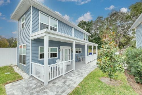 Downtown Dunedin Casa | Spacious & Modern Tiny Home with Pool in Dunedin