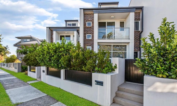 Asquith Casa | Spacious & Modern Townhouse in Asquith