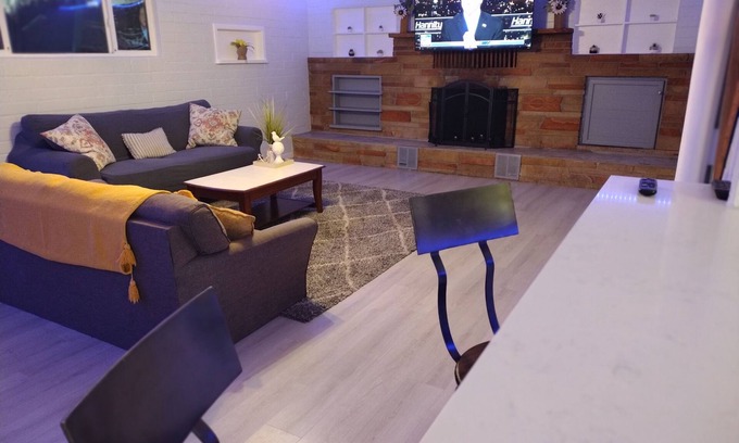 Citrus Heights Casa | Spacious Modern 3bd 2bath / 70" 4K LED TV & Firepit with outdoor seating for 10!