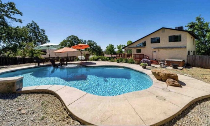 Redding Casa | Spacious Modern w/hot tub pool 4BD/3BR