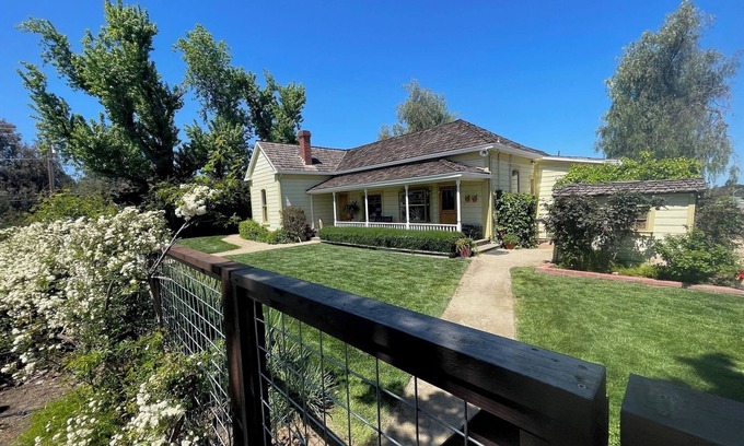 Oakley Casa | Spacious modernized 5-bedroom farmhouse on vineyard