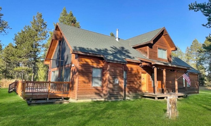 Donnelly Cabina | Spacious Mountain Cabin w/ Hot Tub & Bunkhouse