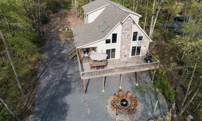 Jim Thorpe Chalet De Esquí | Spacious Mountain Chalet For Groups & Family Reunions with Pool & Lake Access!
