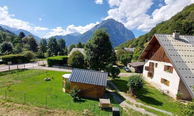 Allemond Otro | Spacious Mountain Gîte Vermarine ideal for families, Cycle and Ski sleeps to 10