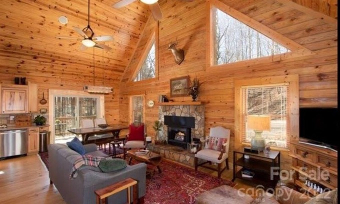 Spruce Pine Cabina | Spacious Mountain Home Close to Blue Ridge Pkwy w/ Hot Tub