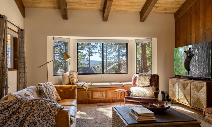 Big Bear Lake Chalet De Esquí | Spacious mountain home, across the street from the Lake, AC, pets ok. Sleeps 12