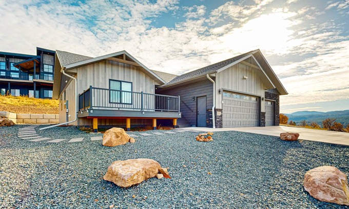 Sturgis Casa | Spacious mountain view home with gas fireplace, game room & heated 4 car garage