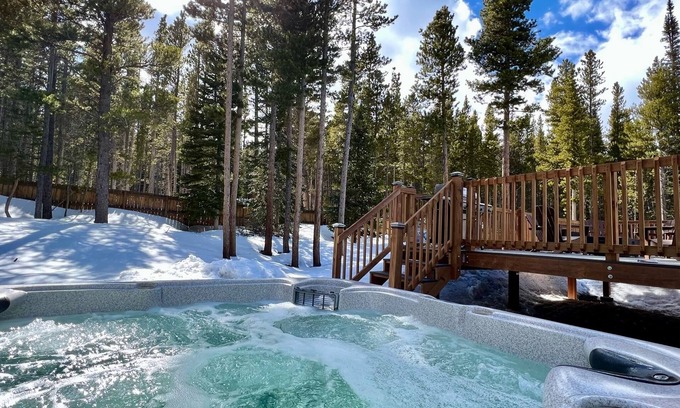 Saint Mary's Cabina | Spacious Mtn Cabin- with HOT TUB, Game room, Skiing, rafting, views and more!
