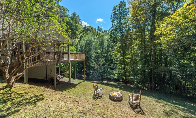Burnsville Cabina | Spacious Mtn Getaway~Fire Pit+Grill, WiFi, Private, Mins to Downtown Burnsville!
