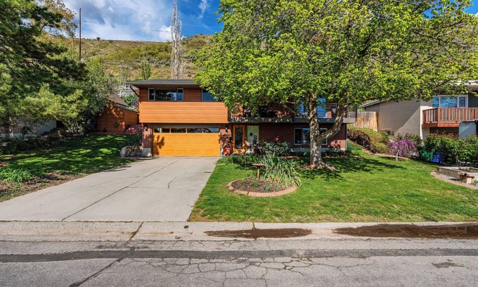 Mount Olympus Casa | Spacious MTN Retreat Near Ski Resorts. Elevator, Home Office, and Pet-Friendly