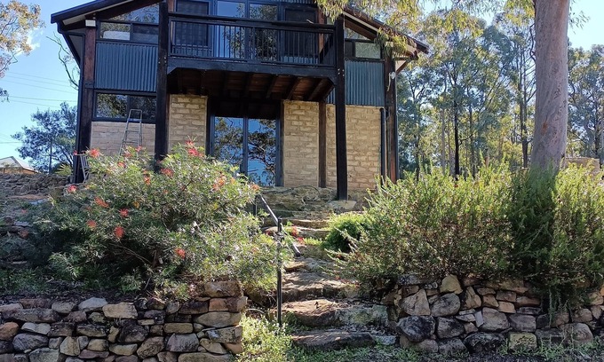 Grose Wold Cabaña | Spacious mudbrick cottage in quiet bush setting. 2 minute walk to Grose River.