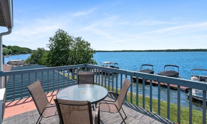 Mayfield Apartamento | Spacious multi-level suite with Fife lake views