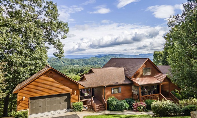 Murphy Cabina | Spacious Murphy Cabin w/ Game Rooms + Mtn Views!