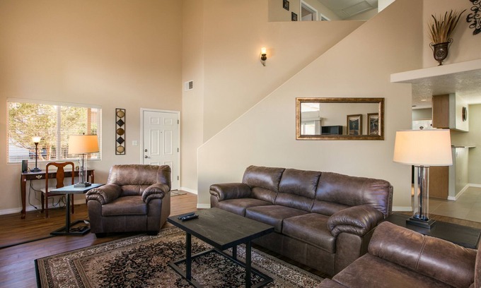 Nor Este Casa | Acogedor 4 BR con bañera de hidromasaje: cerca del casino, golf, I-25, restaurantes y entretenimiento