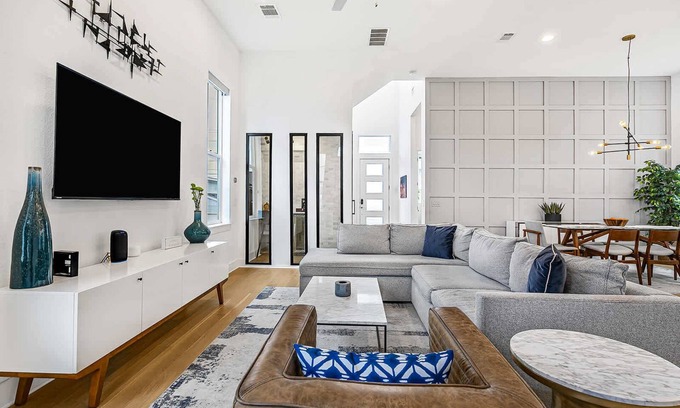 Austin Casa | Spacious, Near Downtown & Mueller | Urban Elegance