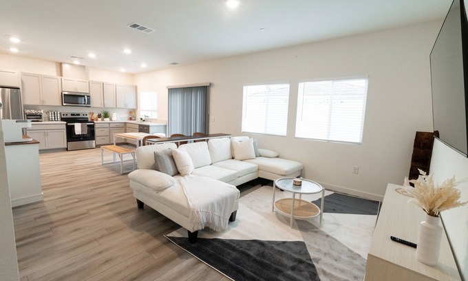 Elk Grove Casa | Spacious New 4-bedroom Family Friendly House in Elk Grove with WiFi and Parking
