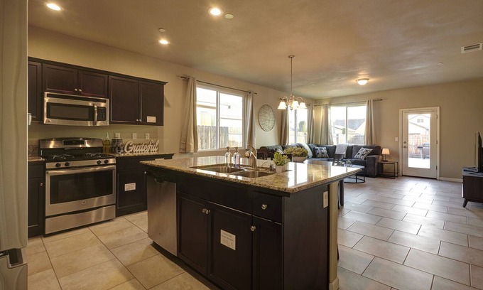 Roosevelt Casa | Spacious & New I KINGS & BBQ