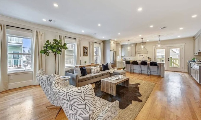 Dorchester Casa | Spacious, New Renovation | Near T