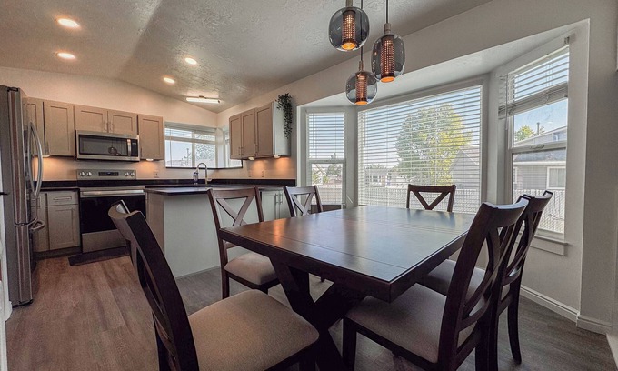 Kearns Casa | Spacious Newly Renovated 5-bedroom house with WiFi/ AC for Large Family