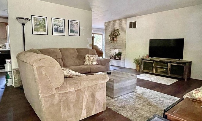 Warsaw Casa | Spacious & Newly Renovated 3-bedroom house in Warsaw/Winona Lake