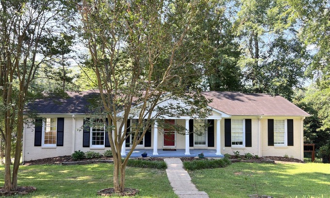 Tuscaloosa Casa | Spacious, newly updated, classic style close to UA campus. Sleeps 10
