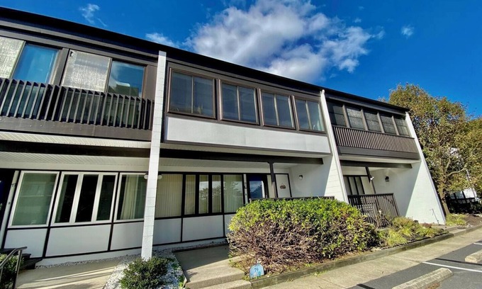 North Shores Casa | Spacious North Shores Townhome: Steps to Beach, Pool, Tennis, & Playground!